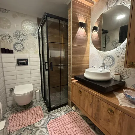 Appartamento Renovated 2br Garden Flat 300 M To Sarimsakli Sefacamlik