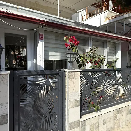 Daire Renovated 2br Garden Flat 300 M To Sarımsaklı *