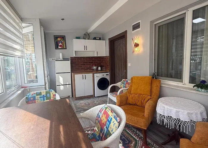 Daire Renovated 2br Garden Flat 300 M To Sarımsaklı