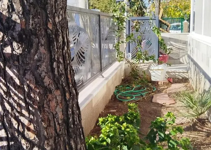 Daire Renovated 2br Garden Flat 300 M To Sarımsaklı *